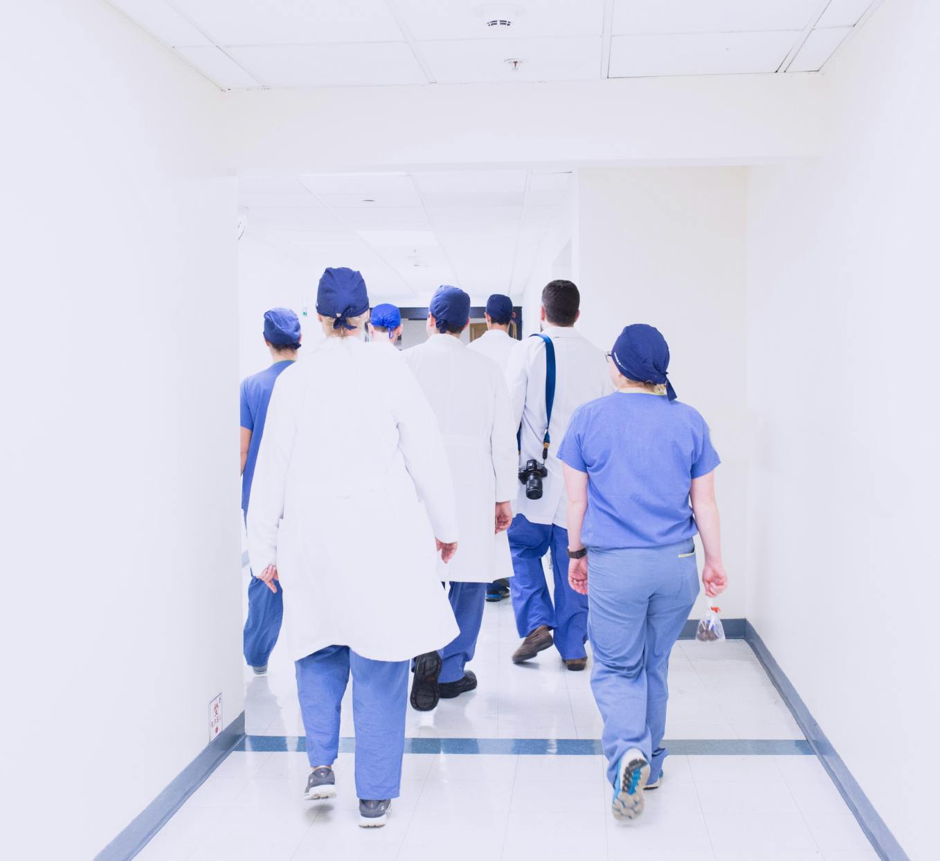 Grupo de médicos caminhando no corredor do hospital
